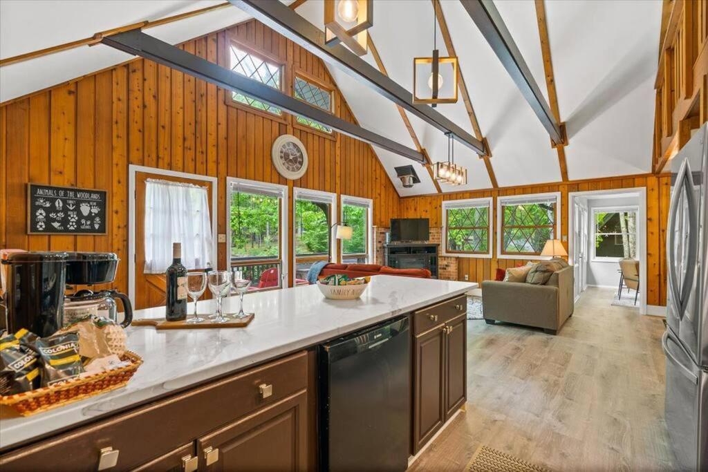 The Gingerbread House: 4 Bedroom Chalet, W/ Sunroom/Deck, Sleeps 12, Modern Amenities McGaheysville Exterior foto