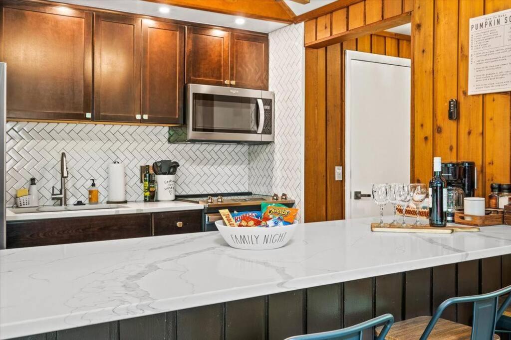 The Gingerbread House: 4 Bedroom Chalet, W/ Sunroom/Deck, Sleeps 12, Modern Amenities McGaheysville Exterior foto