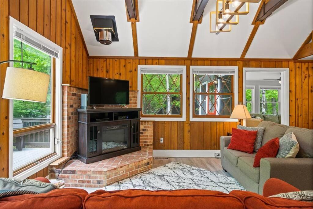 The Gingerbread House: 4 Bedroom Chalet, W/ Sunroom/Deck, Sleeps 12, Modern Amenities McGaheysville Exterior foto